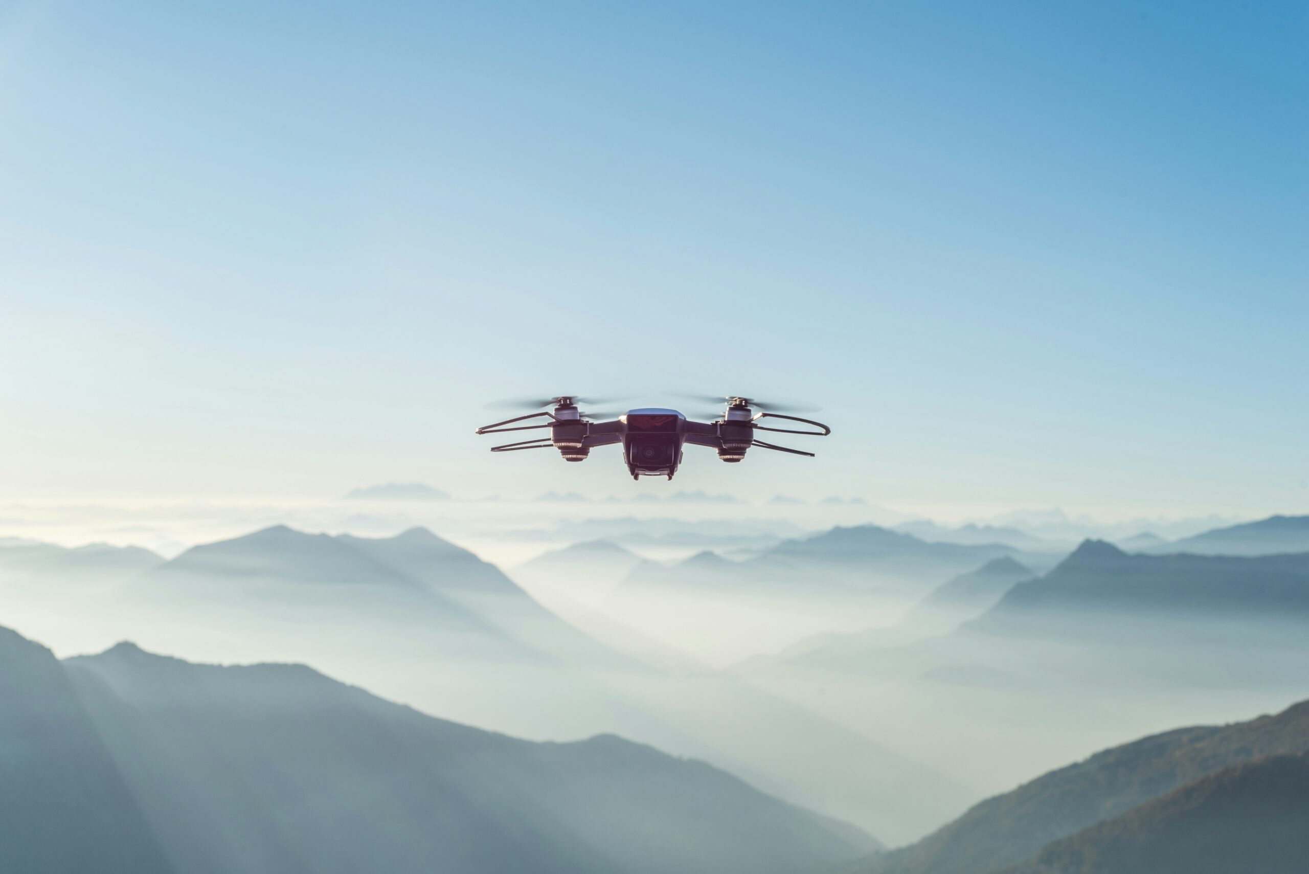 Drone qui vole au-dessus des montagnes